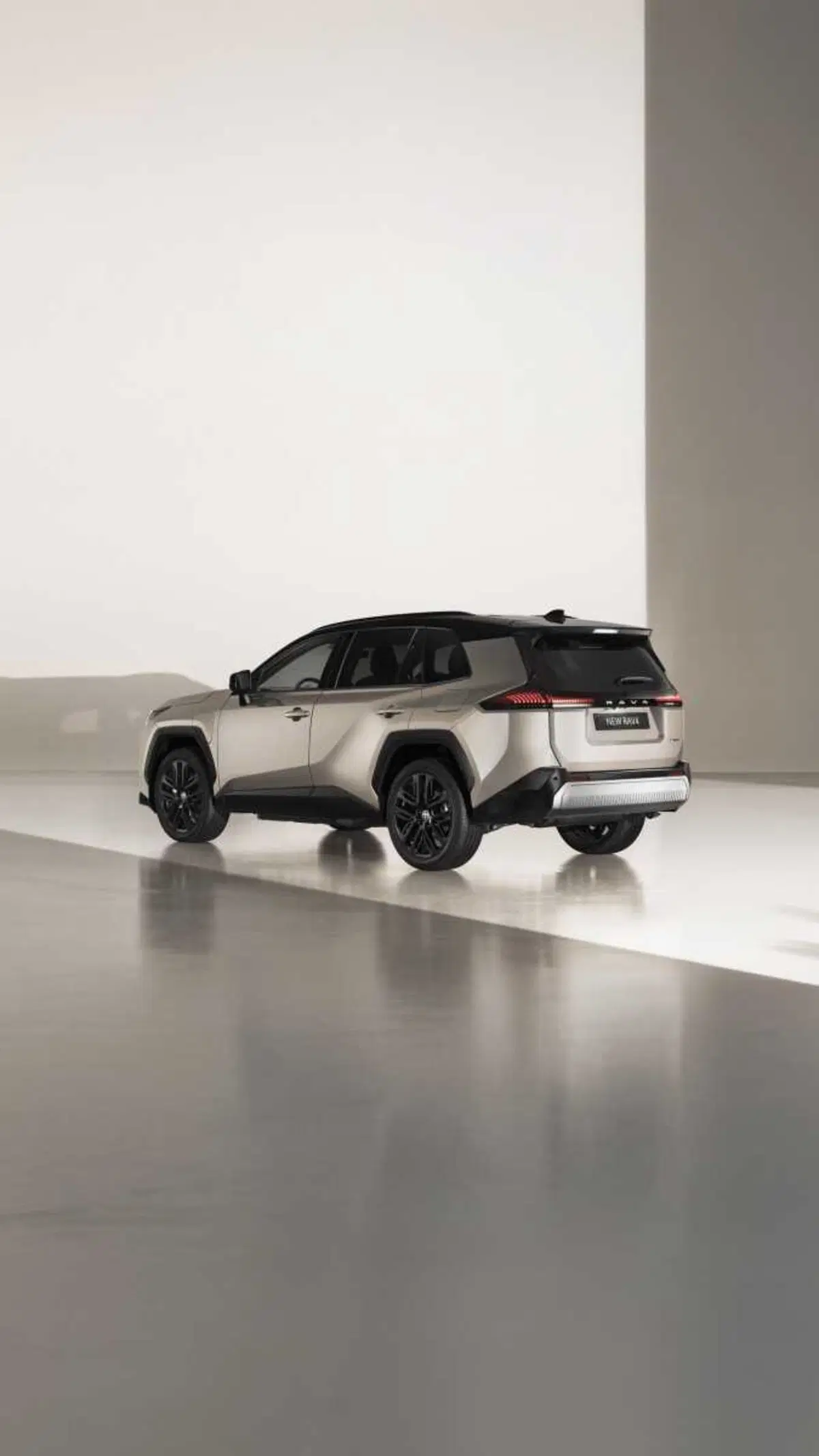 Toyota RAV4 2026: la nuova generazione ibrida arriva in Italia con 100 km di autonomia elettrica. Ordini aperti! (22)
