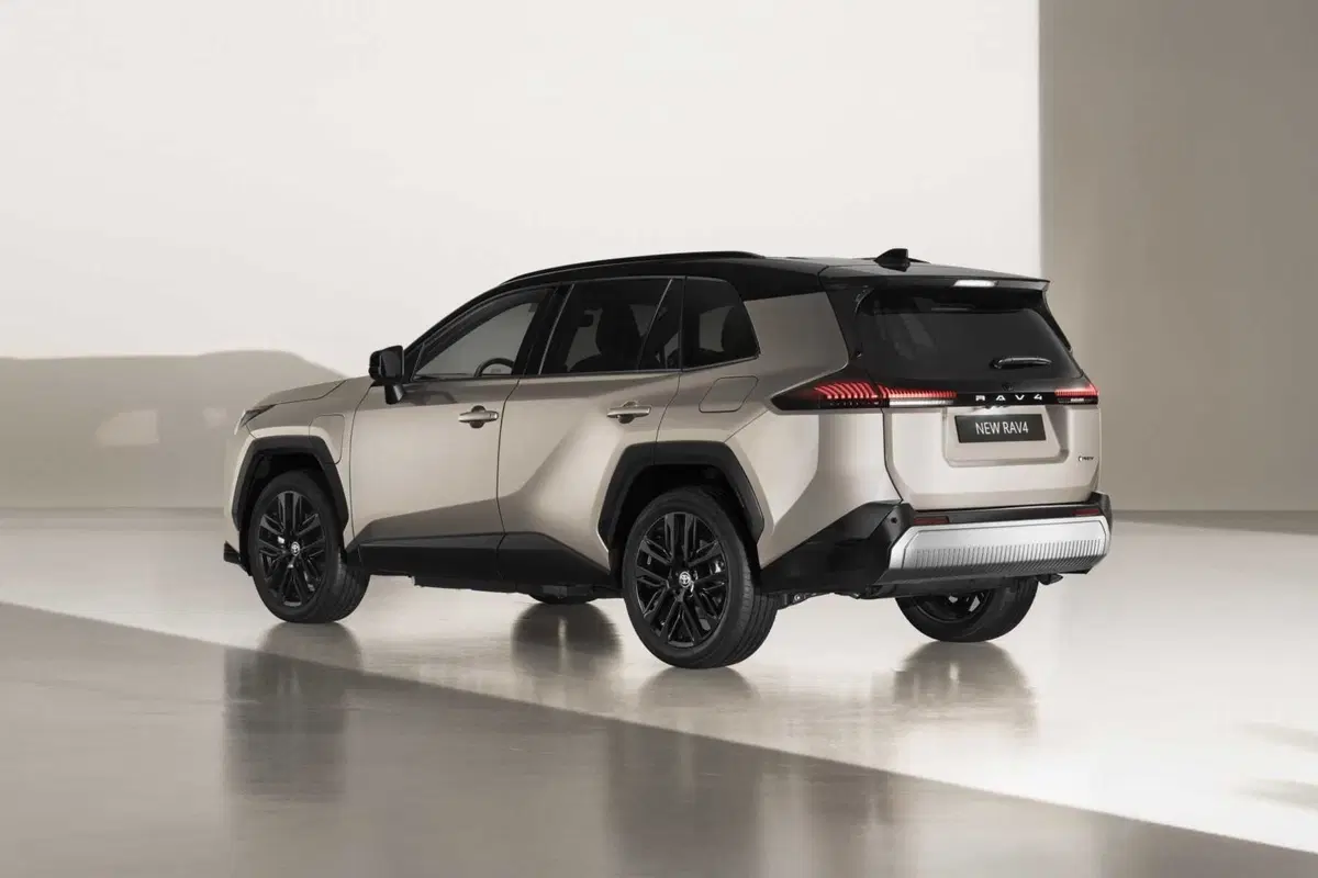 Toyota RAV4 2026: la nuova generazione ibrida arriva in Italia con 100 km di autonomia elettrica. Ordini aperti! (23)