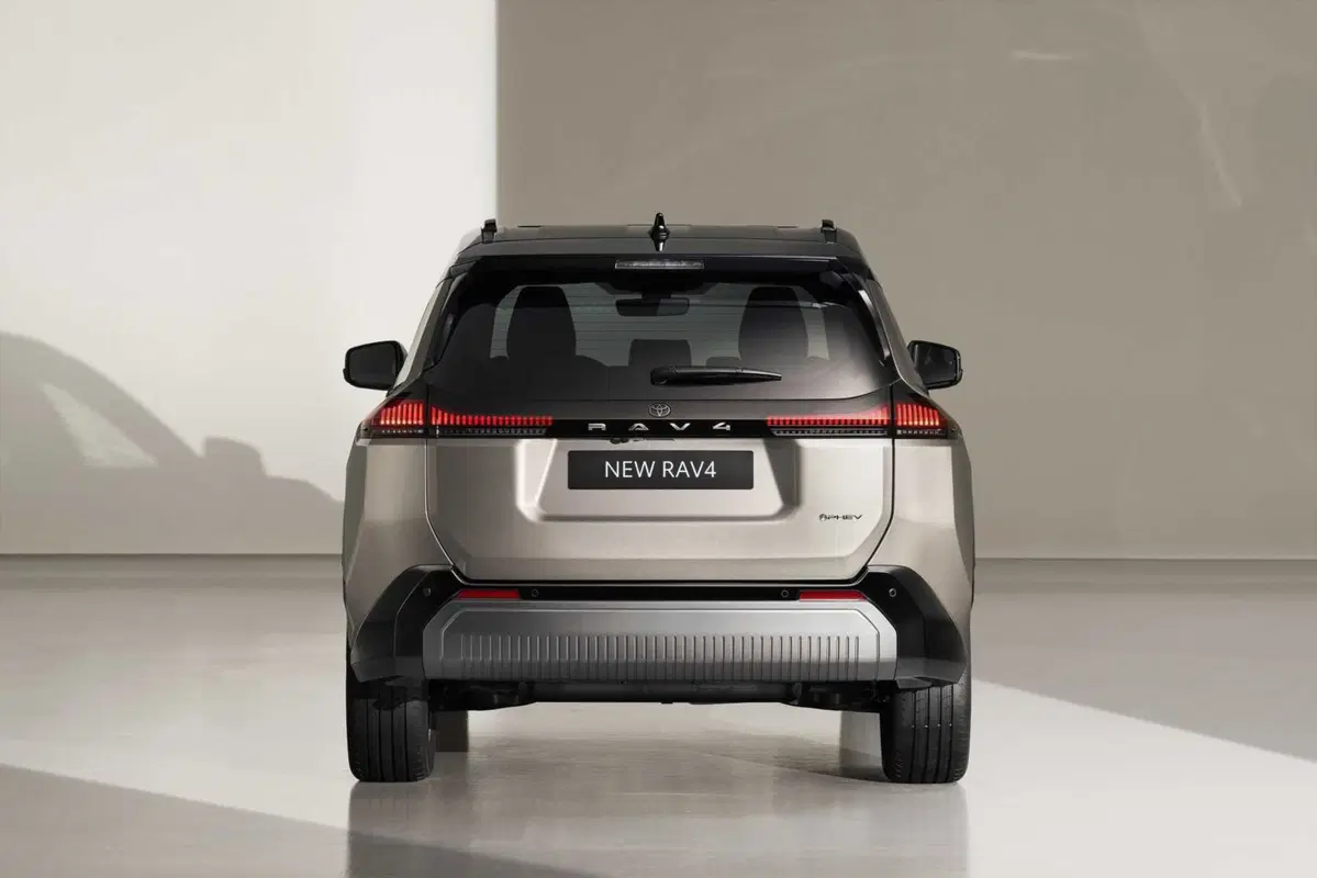 Toyota RAV4 2026: la nuova generazione ibrida arriva in Italia con 100 km di autonomia elettrica. Ordini aperti! (26)