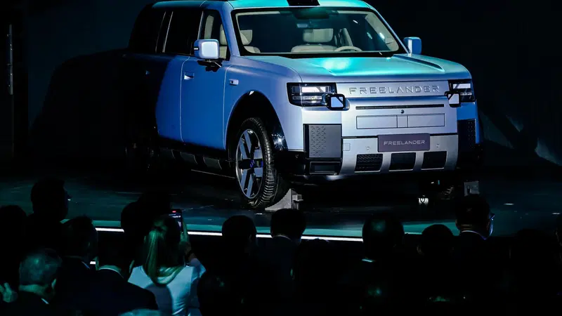 Freelander 8 ritorna, ma non &egrave; pi&ugrave; una Land Rover: nasce il maxi SUV elettrificato firmato Chery-JLR