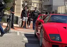 Fernando Alonso resta a piedi a Monaco: la sua Ferrari F40 si ferma nel traffico