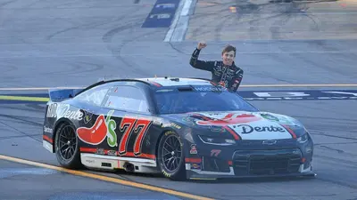Clamoroso in NASCAR: pilota vince la gara e si sporge dall&rsquo;abitacolo: ecco come si schianta contro il muro
