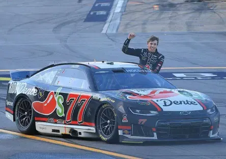 Clamoroso in NASCAR: pilota vince la gara e si sporge dall’abitacolo: ecco come si schianta contro il muro