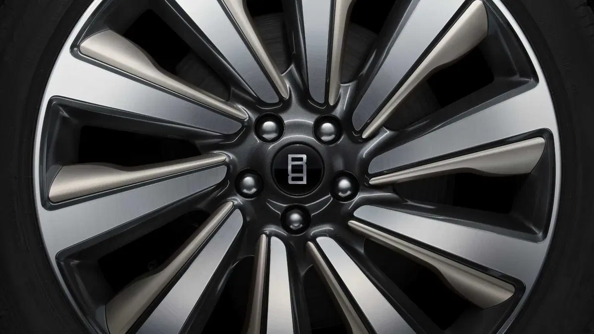 Range Rover SV Ultra, il SUV più lussuoso di sempre porta in auto una tecnologia audio mai vista prima (13)