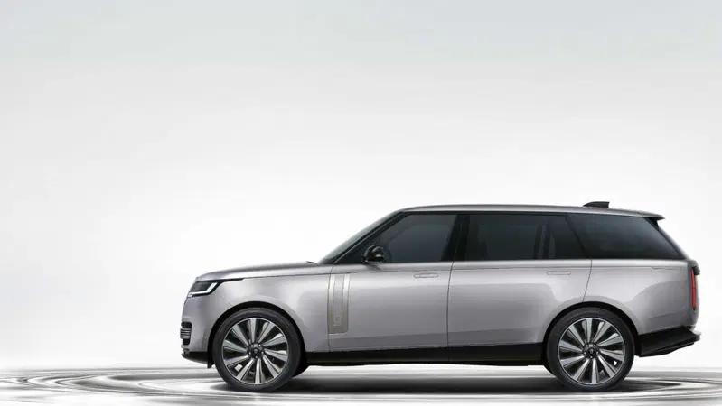 Range Rover SV Ultra di profilo