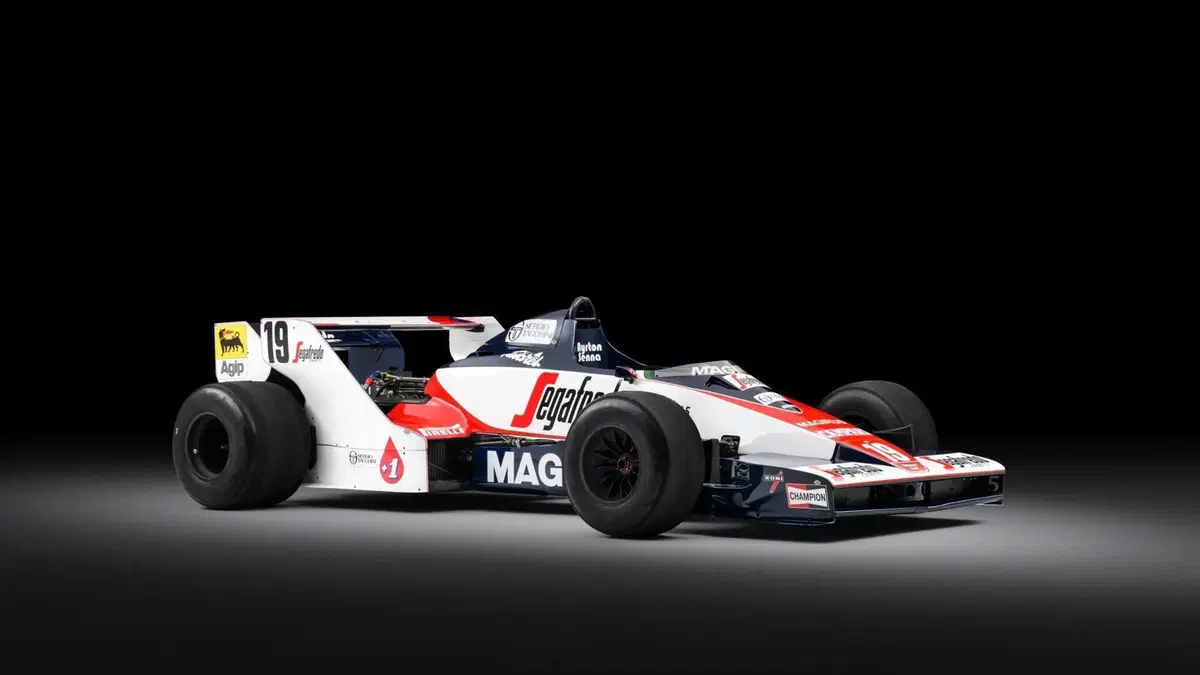 F1. &ldquo;Ma il motore dove lo mettiamo?&rdquo;. La Formula 1 del debutto di Ayrton Senna che nessuno ha voluto. Ma quanto costa ora questo gioiello snobbato dai collezionisti?