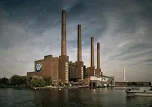 Volkswagen stringe le viti sui benefit aziendali: i dipendenti dovranno passare all'elettrico