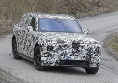 Rolls-Royce Cullinan elettrica: il cofano si apre come non avete mai visto su un'auto