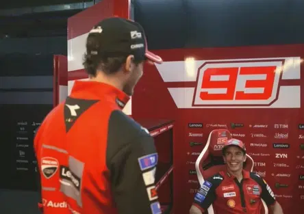 Bagnaia scherza sul viaggio in Giappone di Marquez: Ti piace fare rumore. Un weekend di alti e bassi nel box Ducati [VIDEO]