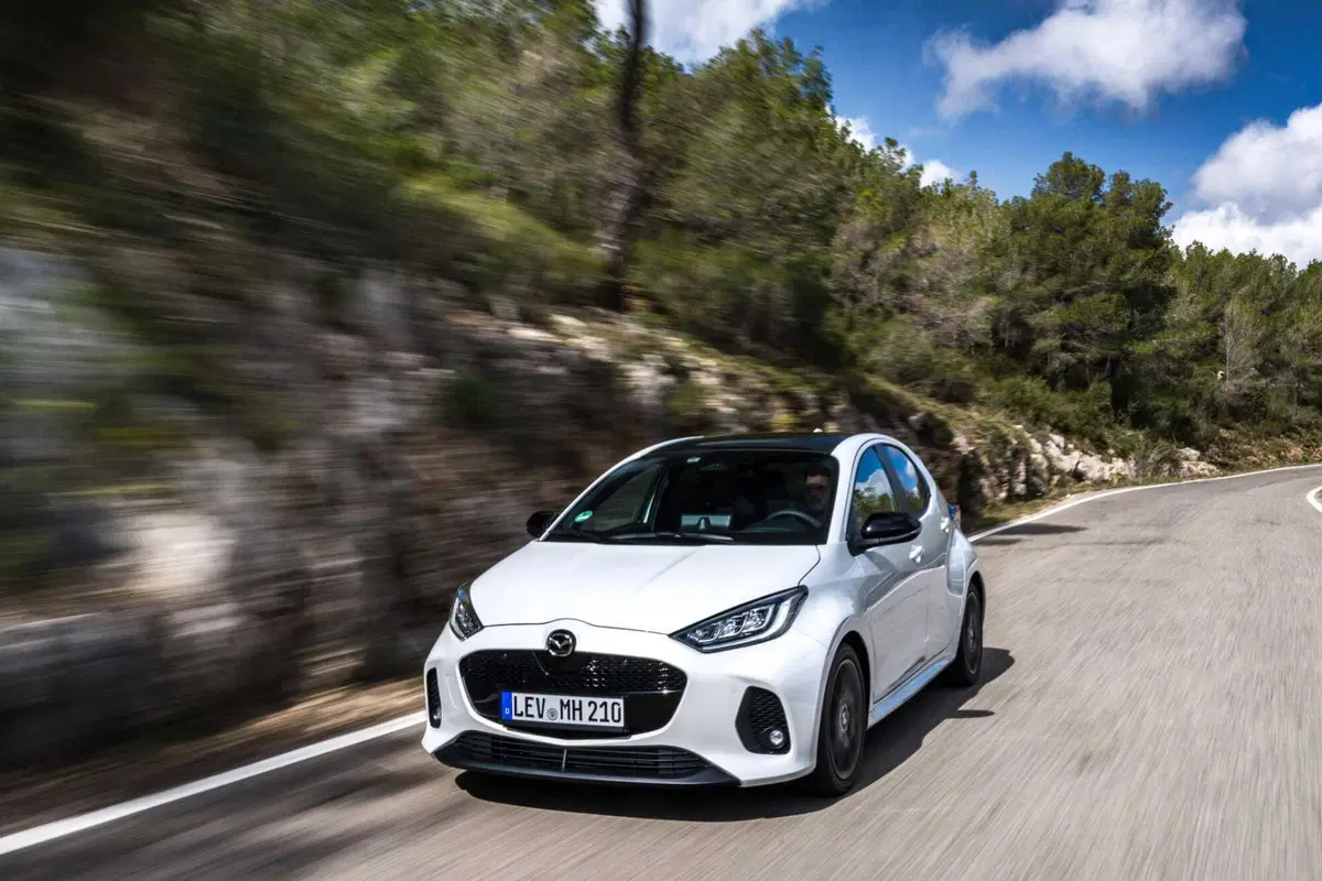 Mazda2 Hybrid 2026: tre nuove tinte, dotazioni più ricche e sicurezza al top sull'intera gamma (6)