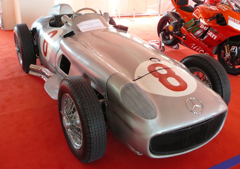 Le Mercedes-Benz W 196 hanno dominato i campionati mondiali di Formula Uno nel 1954 e nel 1955. Nella foto &egrave; ben visibile la presa dinamica che porta l&rsquo;aria al lungo polmone dal quale partono gli otto condotti di aspirazione