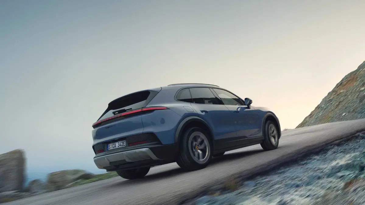 Porsche Cayenne S electric 5p.ti (4)