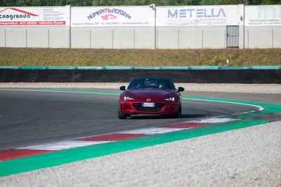 Mazda MX-5 a Varano: una tonnellata di pura felicit&agrave;, in un mondo che ha dimenticato cosa significa