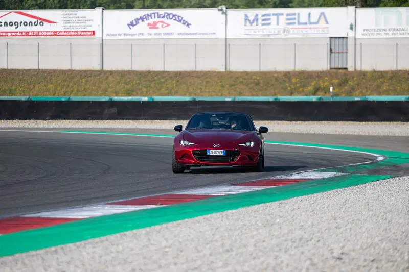 Mazda MX-5 a Varano: una tonnellata di pura felicit&agrave;, in un mondo che ha dimenticato cosa significa