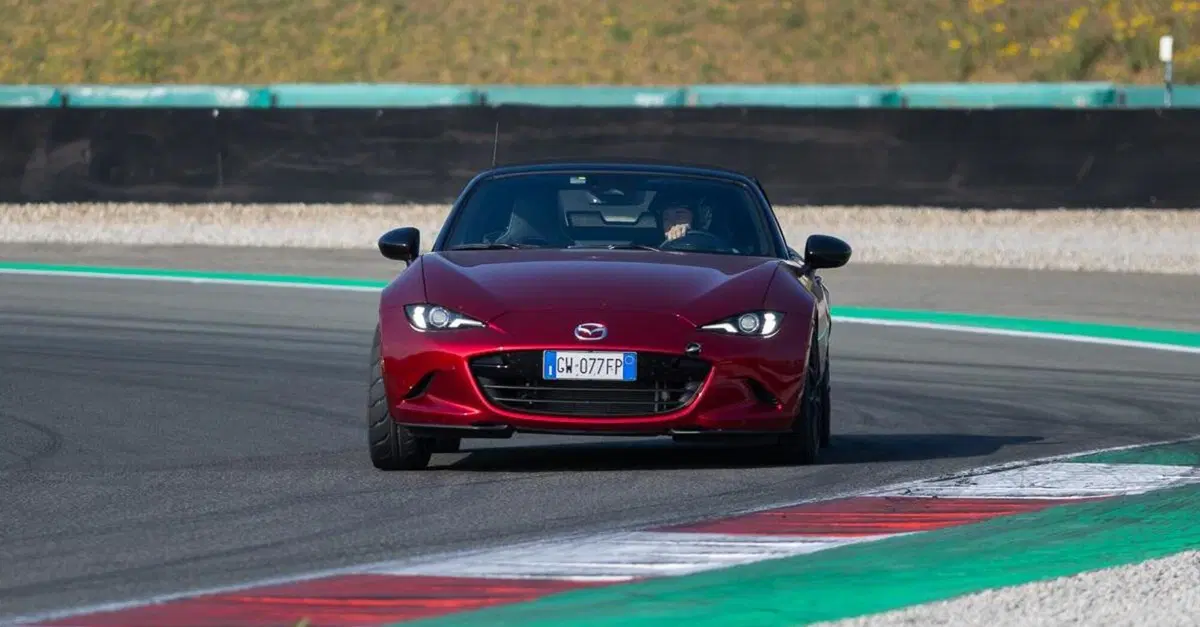 Mazda MX-5 a Varano: una tonnellata di pura felicit&agrave;, in un mondo che ha dimenticato cosa significa