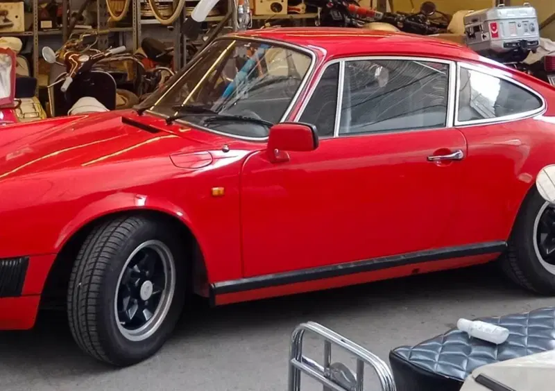 Porsche 911d'epoca del 1974 a Pordenone