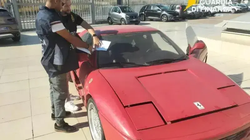 Catanzaro, Toyota trasformata in &ldquo;Ferrari F355 GTS&rdquo; e venduta online: scoperta truffa e auto smantellata