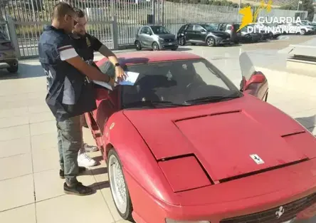 Catanzaro, Toyota trasformata in “Ferrari F355 GTS” e venduta online: scoperta truffa e auto smantellata