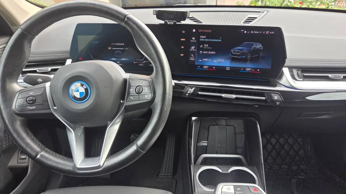 BMW iX1 usata a Varese (8)