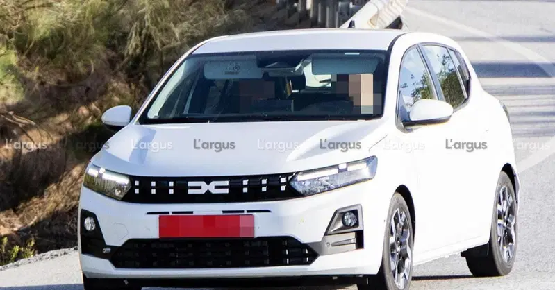 Dacia Sandero e Sandero Stepway 2026: la versione ibrida avvistata in fase di test