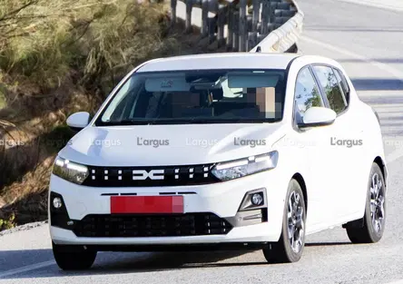 Dacia Sandero e Sandero Stepway 2026: la versione ibrida avvistata in fase di test