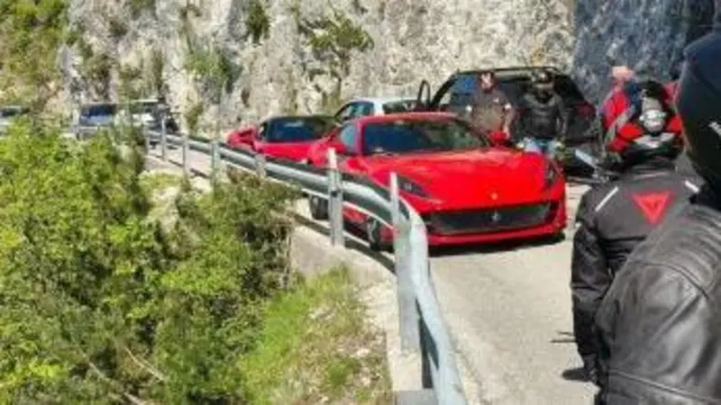 Due Ferrari bloccano la strada del Menador: ingorgo &ldquo;di lusso&rdquo; tra tornanti stretti e traffico paralizzato