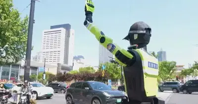 Robot umanoidi dirigono il traffico in Cina: il futuro della mobilit&agrave; urbana &egrave; gi&agrave; realt&agrave;