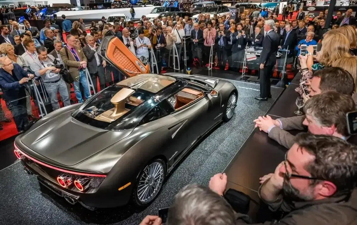 Spyker rinasce con un V8 biturbo da 800 CV: la supercar olandese sfida il tempo a Pebble Beach (2)