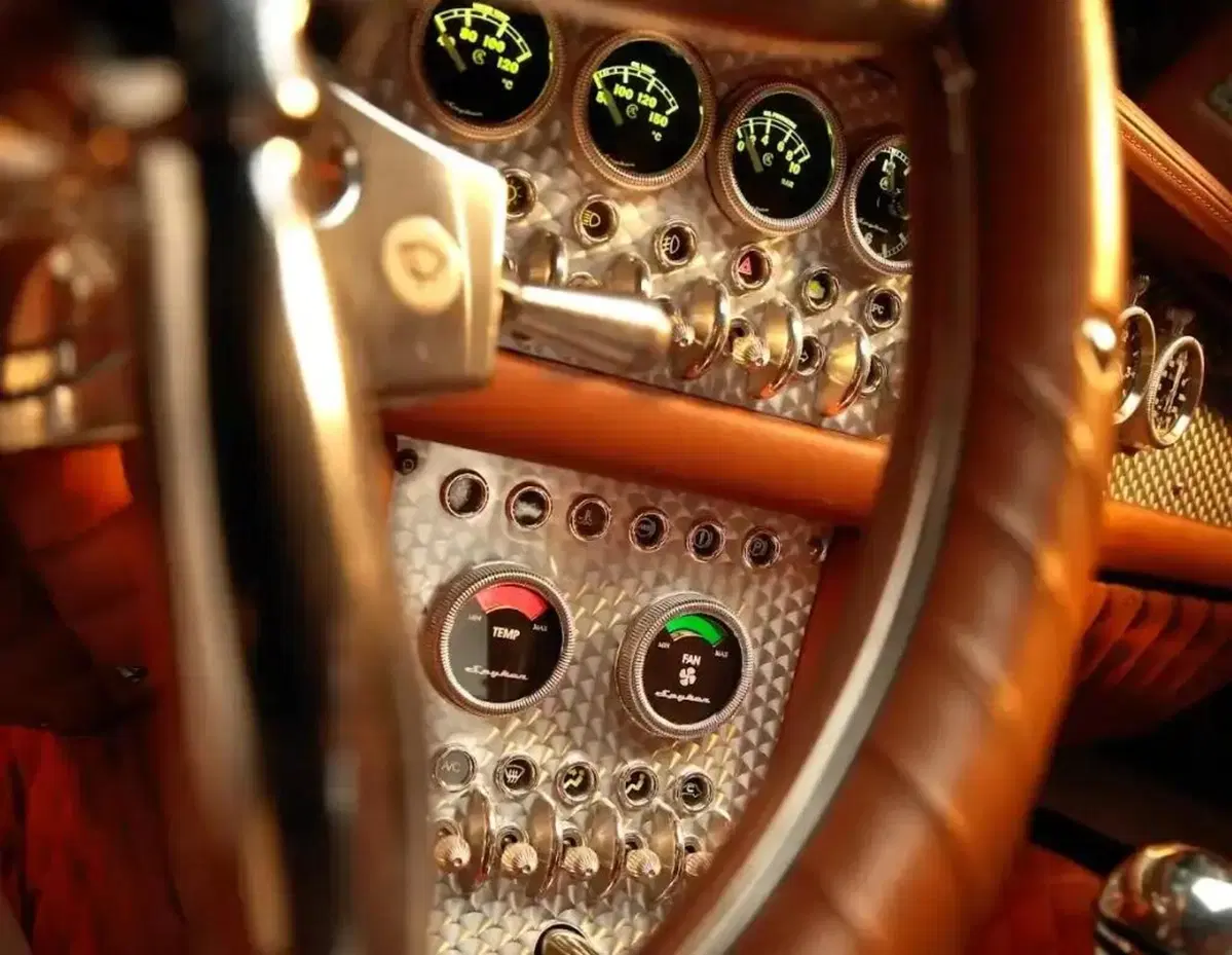 Spyker rinasce con un V8 biturbo da 800 CV: la supercar olandese sfida il tempo a Pebble Beach (3)