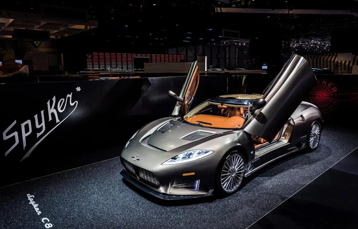 Spyker rinasce con un V8 biturbo da 800 CV: la supercar olandese sfida il tempo a Pebble Beach