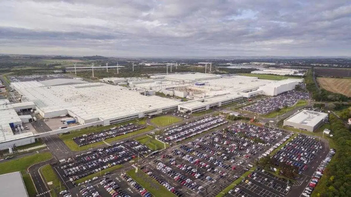 Nissan stringe i bulloni a Sunderland: una linea di produzione si spegne, Chery pronta a entrare nello stabilimento