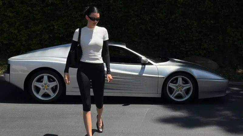 Kendall Jenner riporta sotto i riflettori la sua Ferrari 512 TR: torna l&rsquo;icona degli anni &rsquo;90