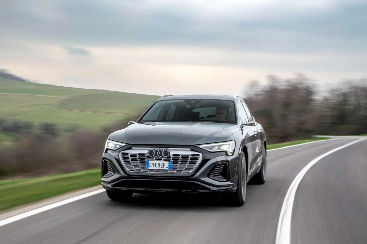 Audi Q8 e-tron 55 quattro Sportback (2023) (10)