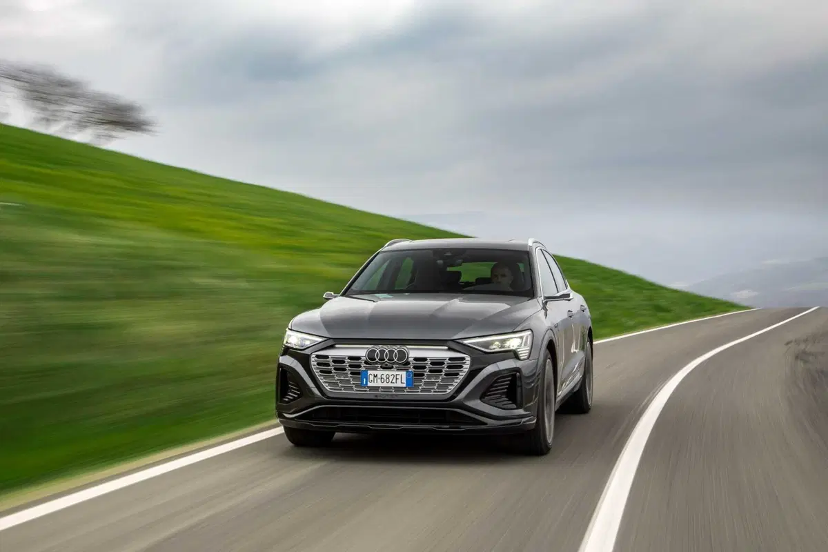 Audi Q8 e-tron 55 quattro Sportback (2023) (11)