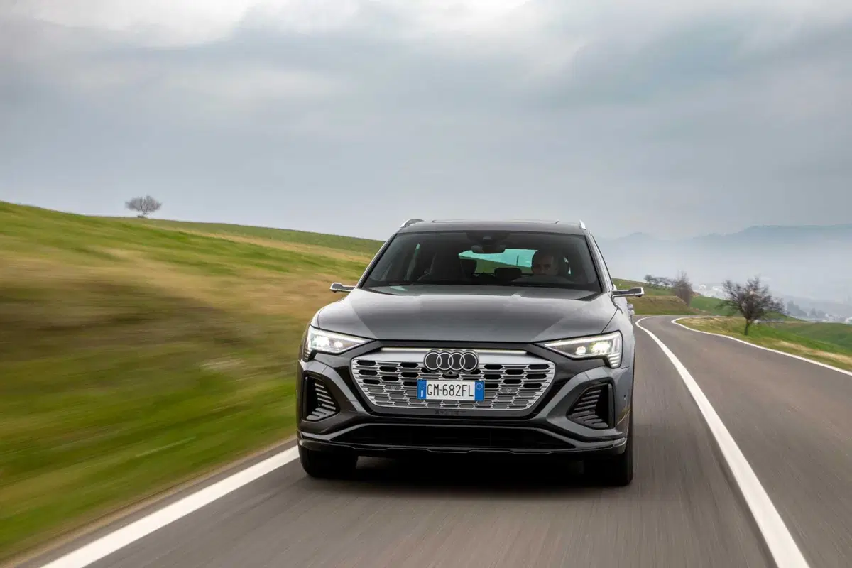 Audi Q8 e-tron 55 quattro Sportback (2023) (12)