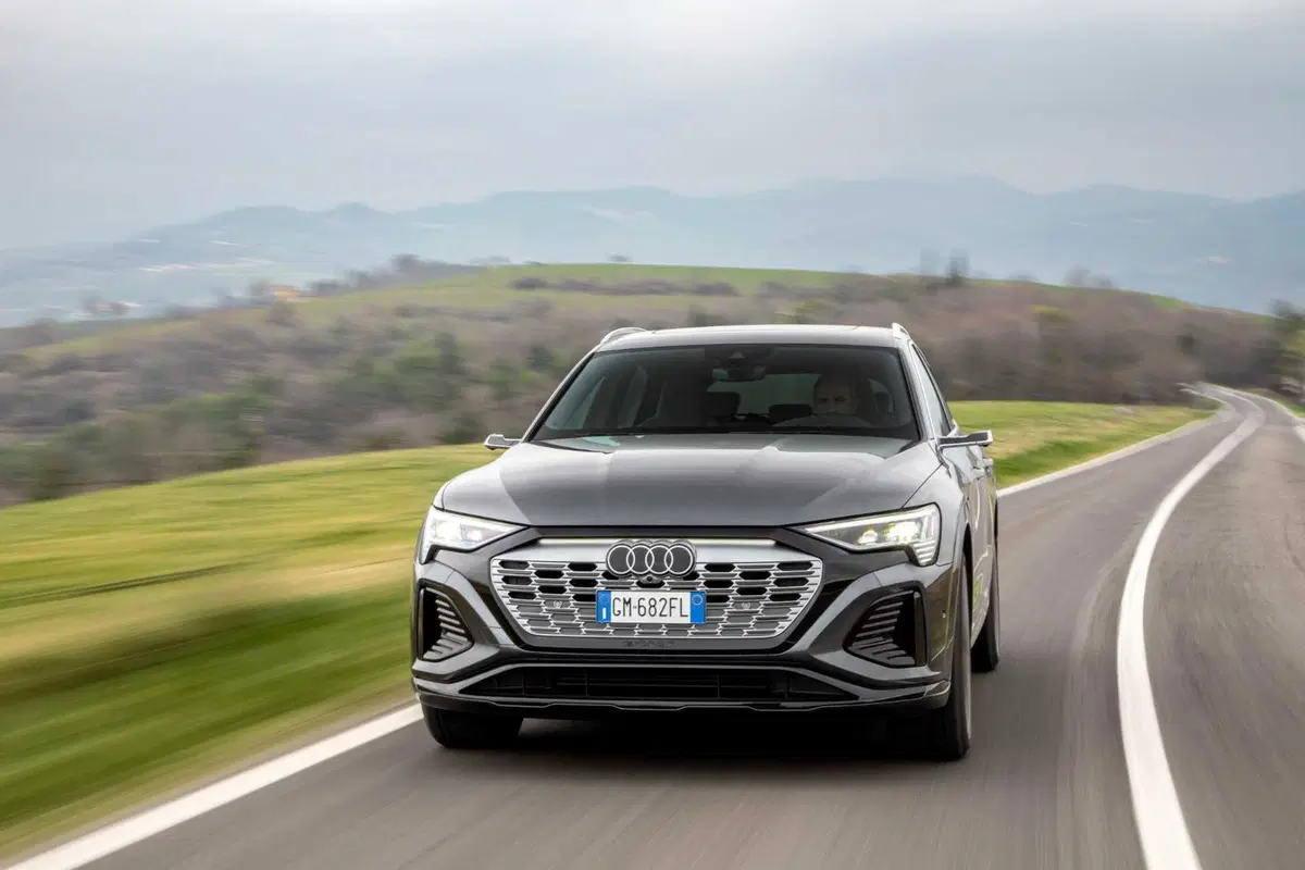 Audi Q8 e-tron 55 quattro Sportback (2023) (13)