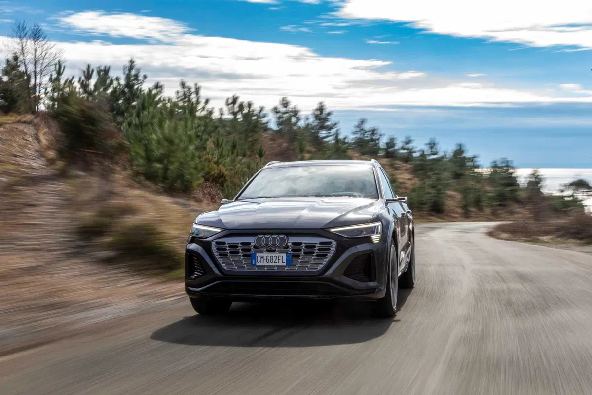 Audi Q8 e-tron 55 quattro Sportback (2023) (16)