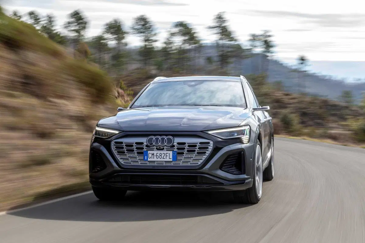 Audi Q8 e-tron 55 quattro Sportback (2023) (17)