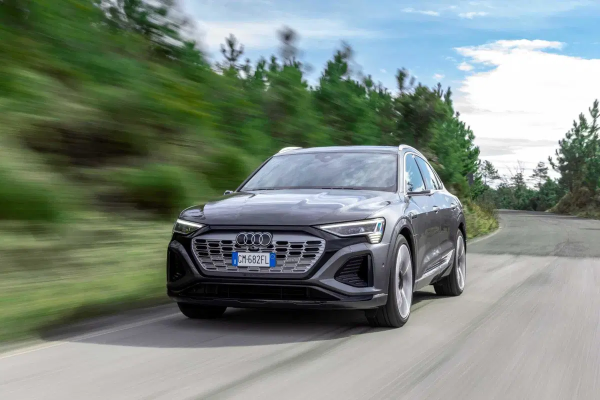 Audi Q8 e-tron 55 quattro Sportback (2023) (18)