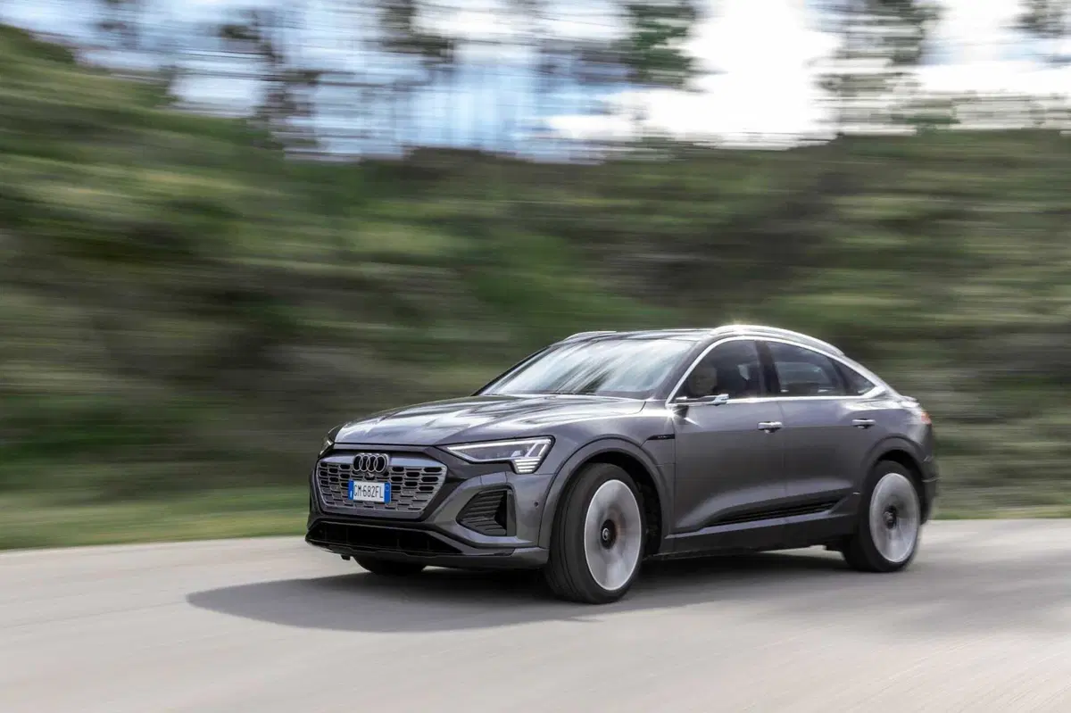 Audi Q8 e-tron 55 quattro Sportback (2023) (19)