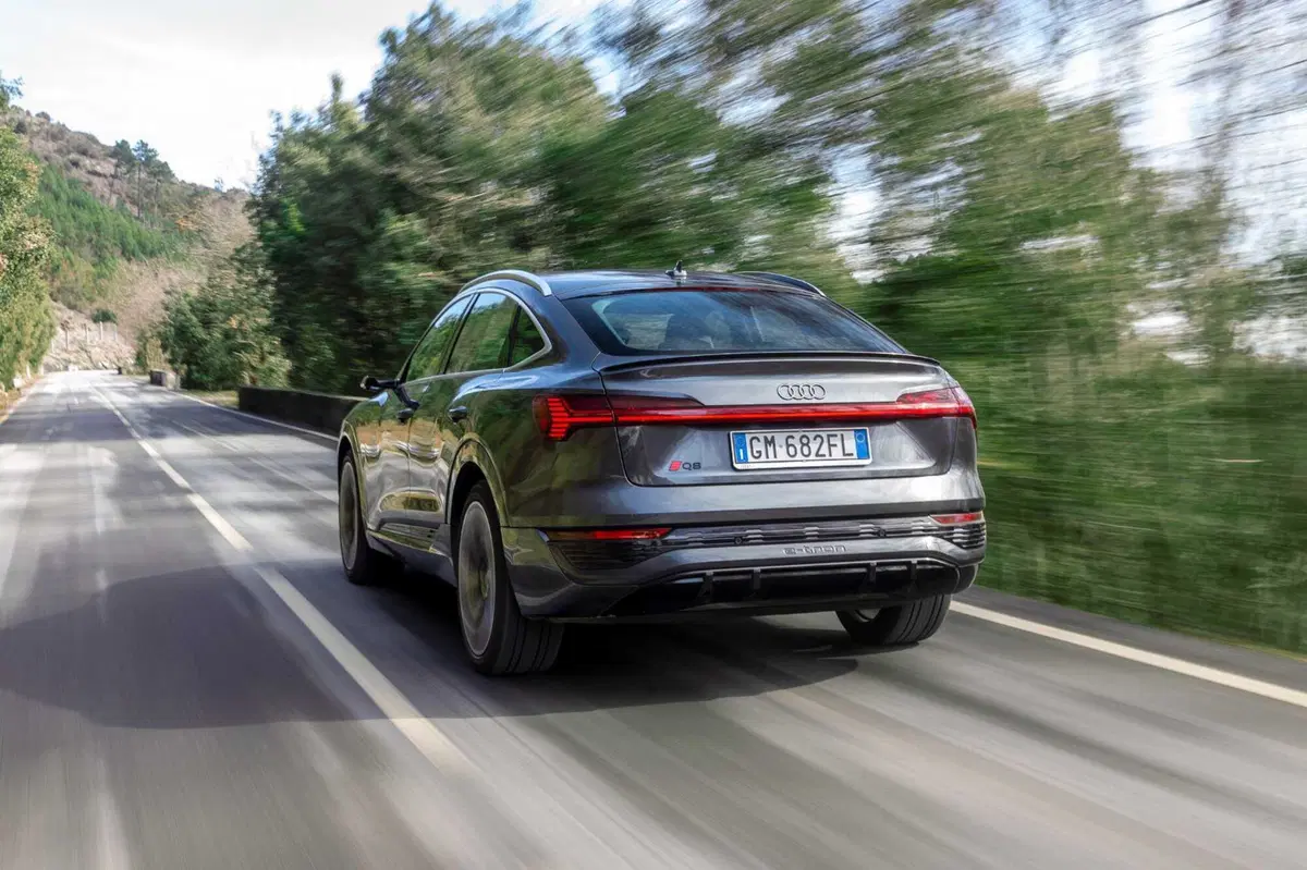 Audi Q8 e-tron 55 quattro Sportback (2023) (21)