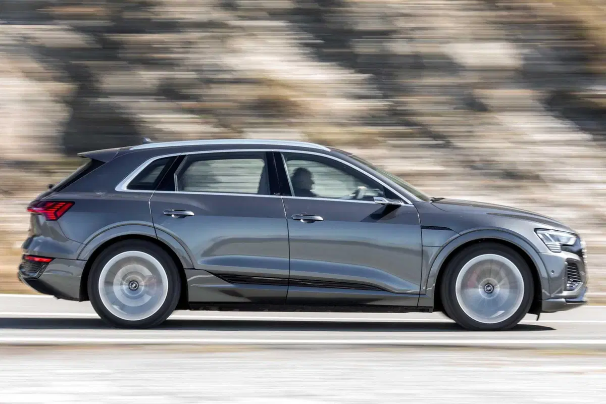 Audi Q8 e-tron 55 quattro Sportback (2023) (24)