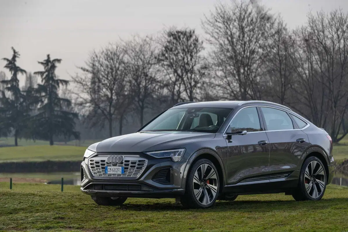Audi Q8 e-tron 55 quattro Sportback (2023) (25)