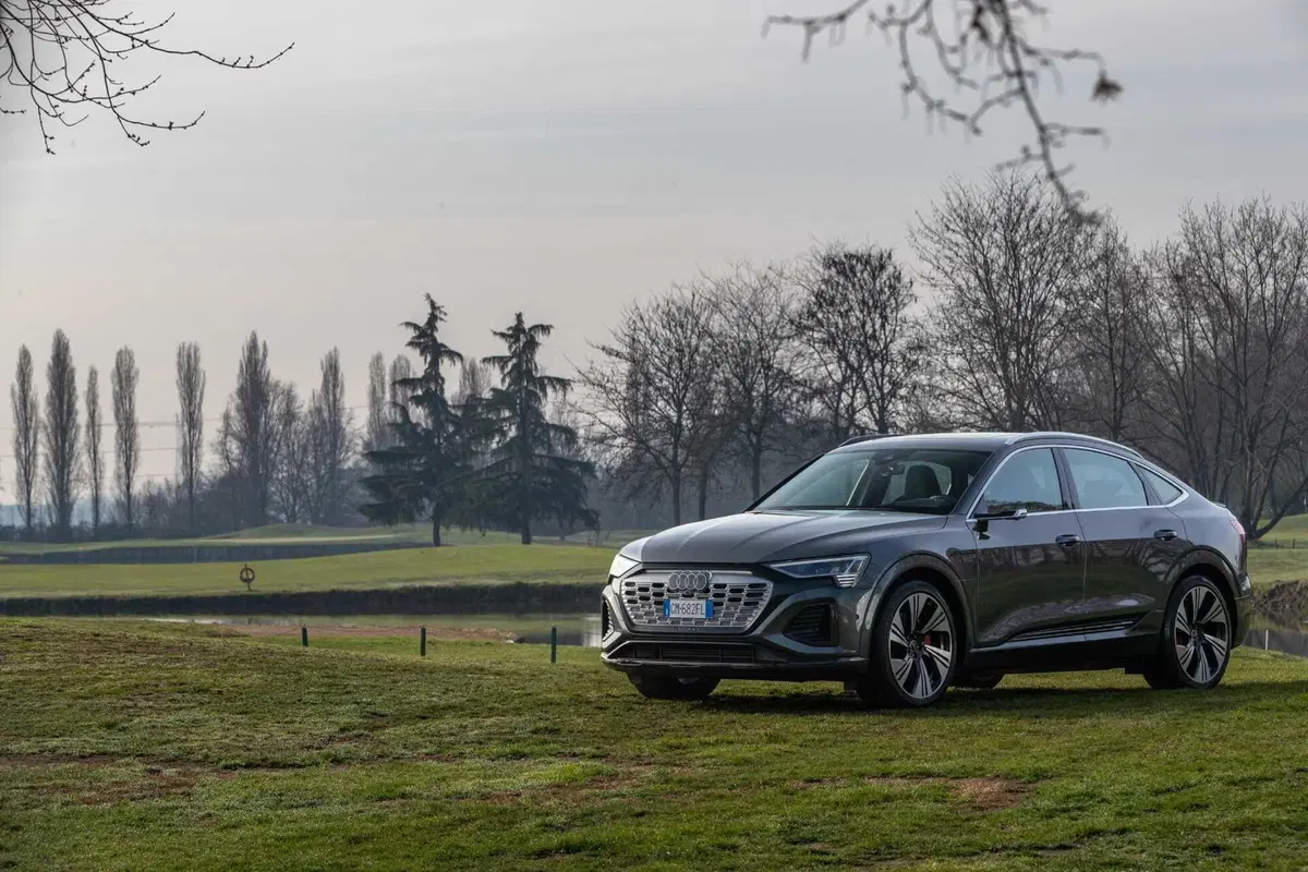Audi Q8 e-tron 55 quattro Sportback (2023) (26)