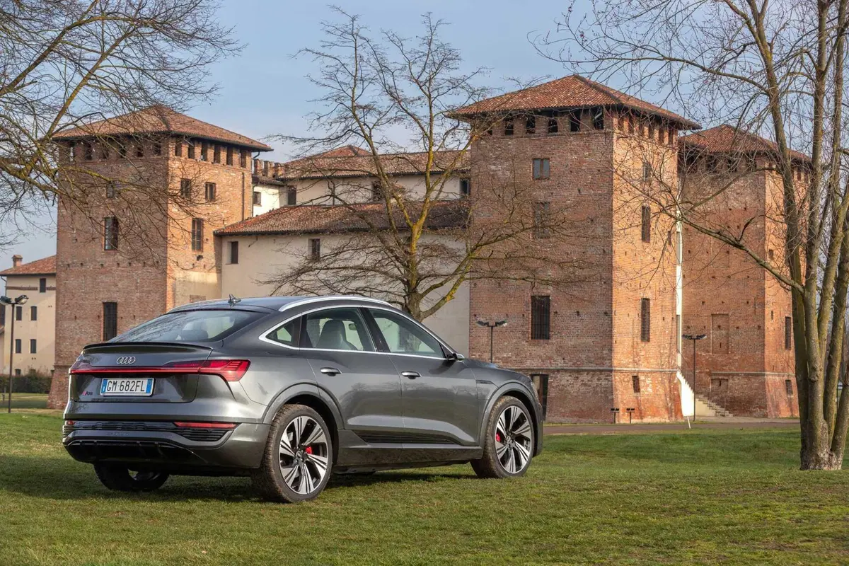 Audi Q8 e-tron 55 quattro Sportback (2023) (37)