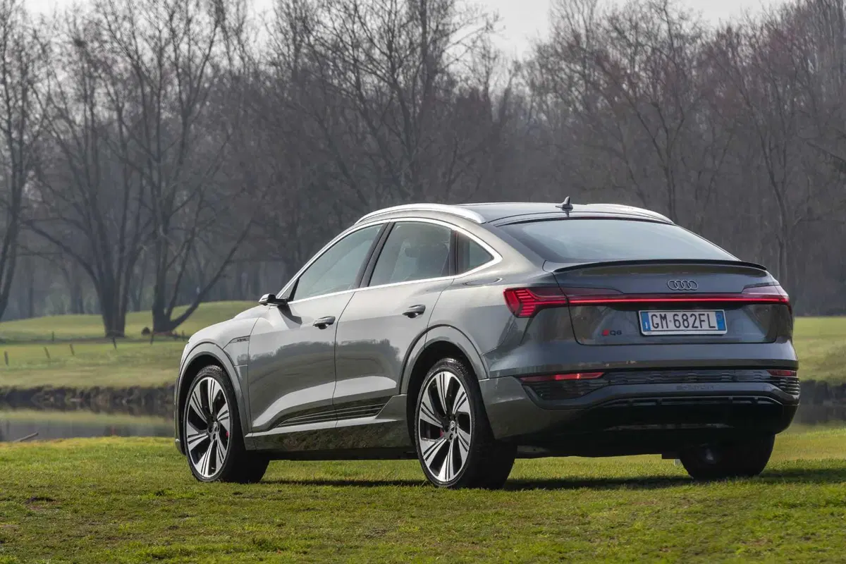 Audi Q8 e-tron 55 quattro Sportback (2023) (40)