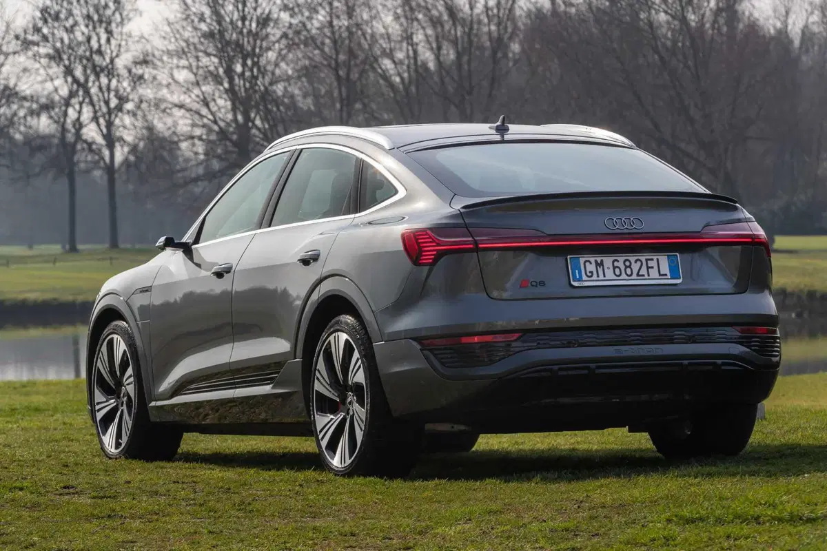 Audi Q8 e-tron 55 quattro Sportback (2023) (41)