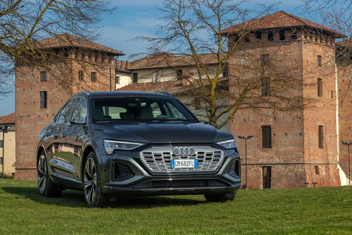 Audi Q8 e-tron 55 quattro Sportback (2023) (42)