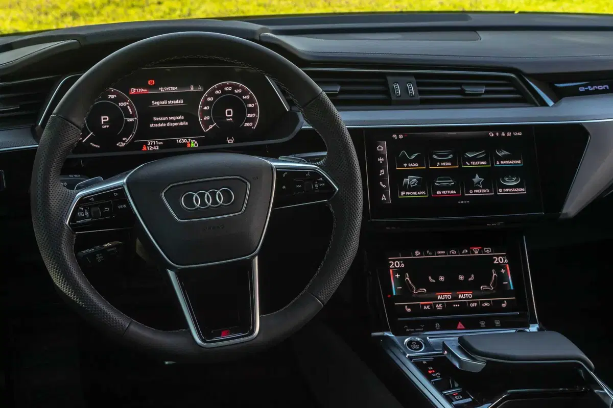 Audi Q8 e-tron 55 quattro Sportback (2023) (44)