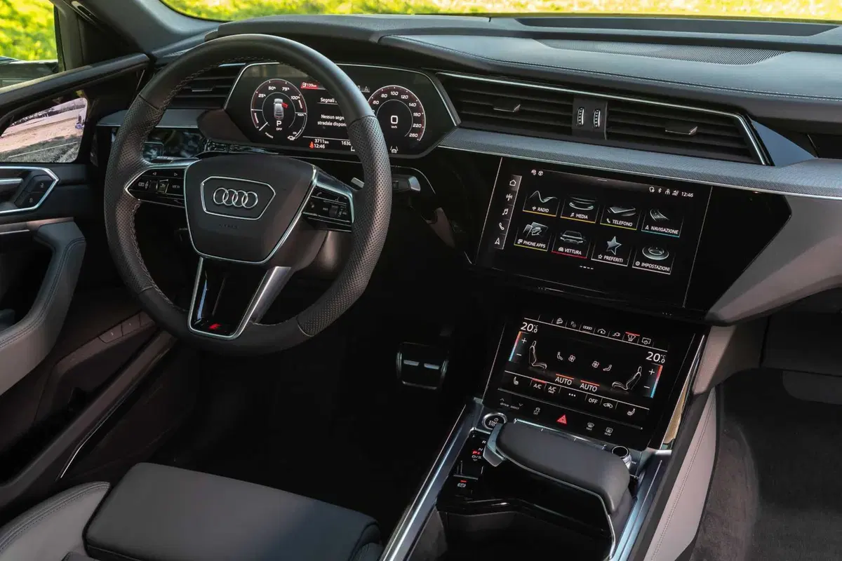 Audi Q8 e-tron 55 quattro Sportback (2023) (45)